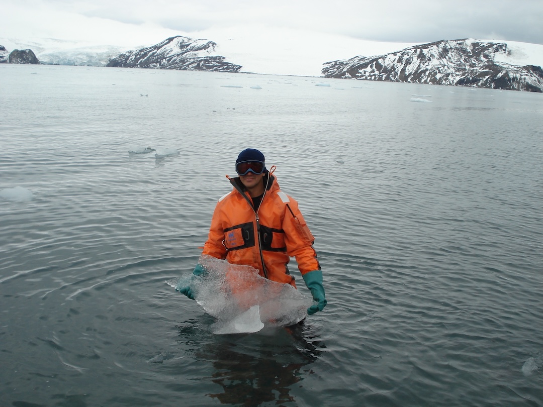 diesel spill and fire broke out at Brazil’s Comandante Ferraz Antarctic Station